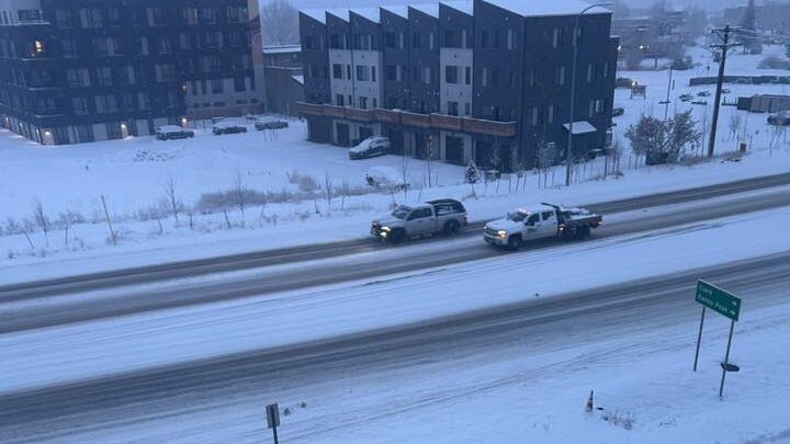 Hielo en Denver: Complicaciones en el Tráfico Matutino Tras la Nevada de Diciembre