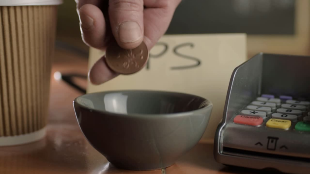 Deducción de impuestos por propinas: hasta $25,000 en 2025 para trabajadores en Phoenix