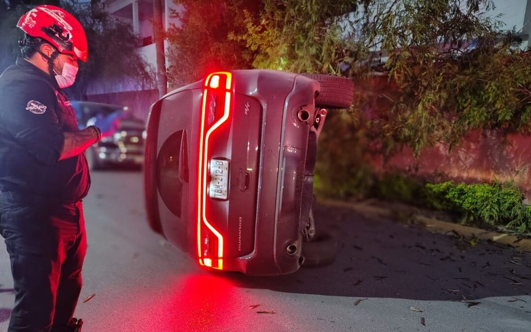Accidente en Monterrey: Conductora de camioneta se estrella contra un árbol