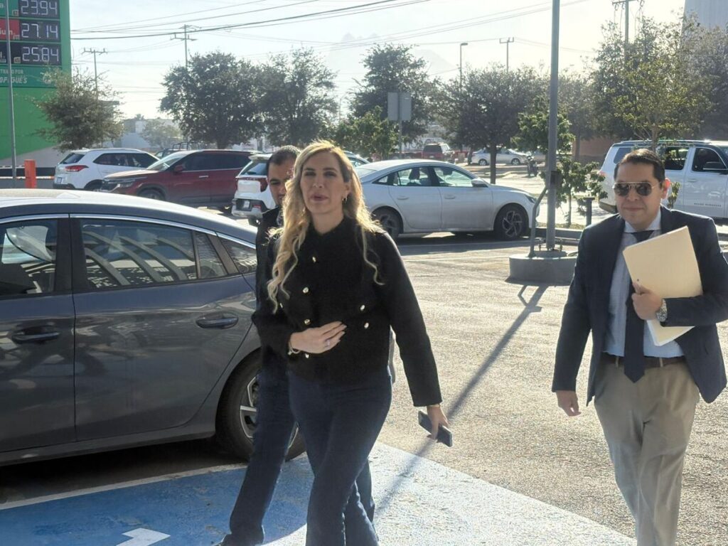 Adalina Ávalos Comparece Tras Denuncia por Despojo Contra Jaime Rodríguez ‘El Bronco’