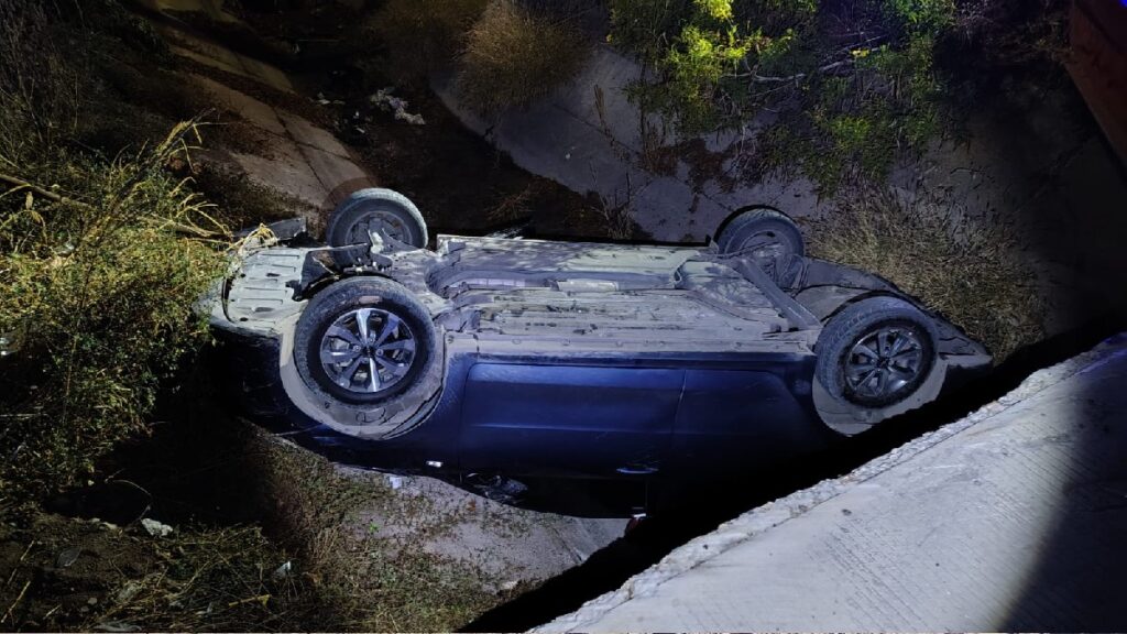 Accidente de auto en canal de riego: Hombre vuelca su vehículo en Torreón