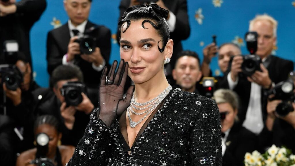 Dua Lipa Brilla con sus Clases de Español y Canta ‘Oye, mi amor’ con Fher de Maná