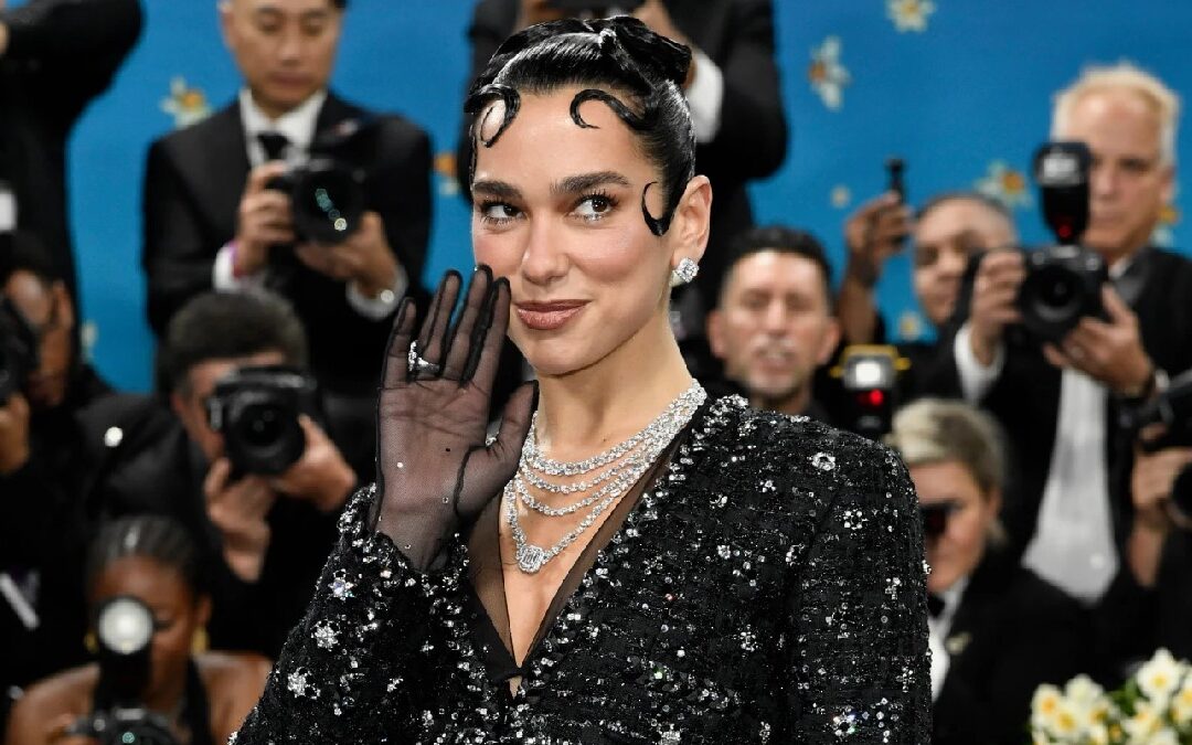 Dua Lipa Brilla con sus Clases de Español y Canta ‘Oye, mi amor’ con Fher de Maná