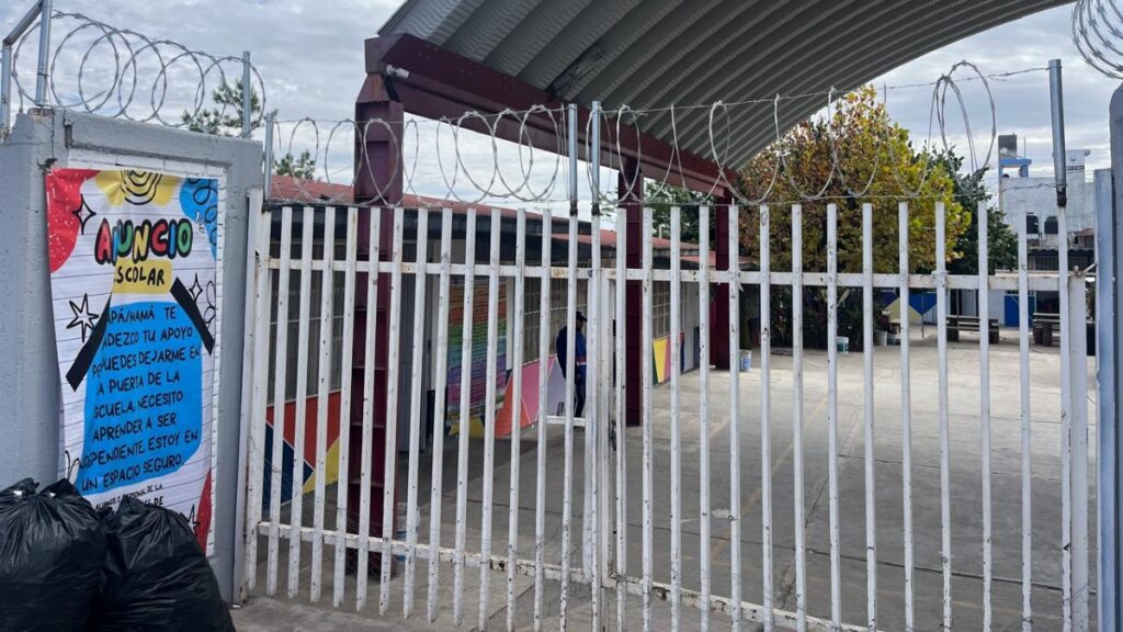 Padres de Familia del Héroes de Chapultepec Instalan Protecciones ante Robos en Escuelas