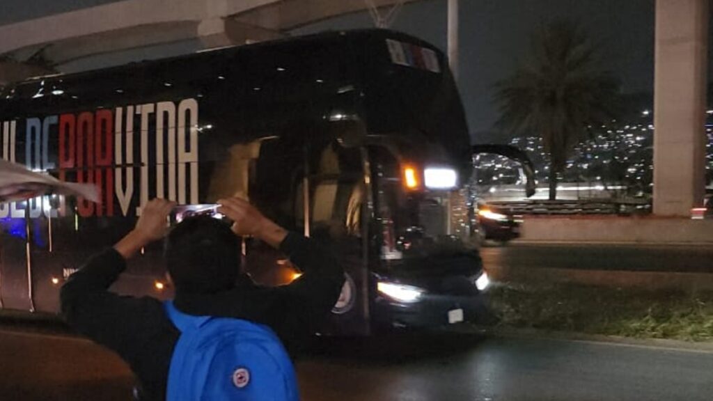Cruz Azul recibe un impactante recibimiento en Monterrey para la semifinal ante Tigres | VIDEO