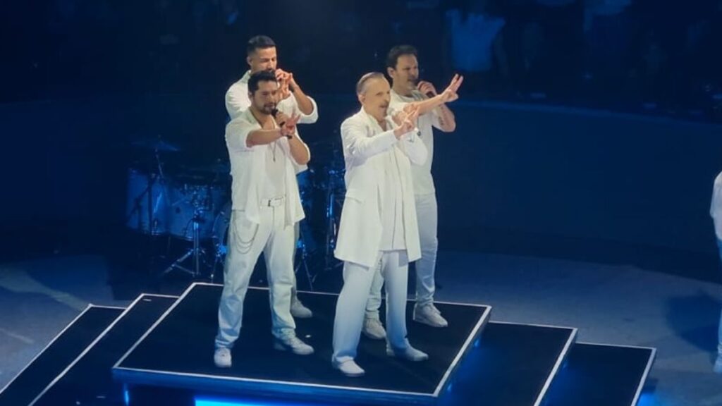 Miguel Bosé Brilla en Monterrey: Una Noche Íntima de Éxito Musical