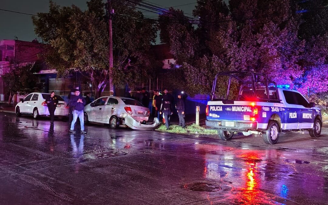 Fuerte choque en Torreón: Hombre abandona auto tras el accidente