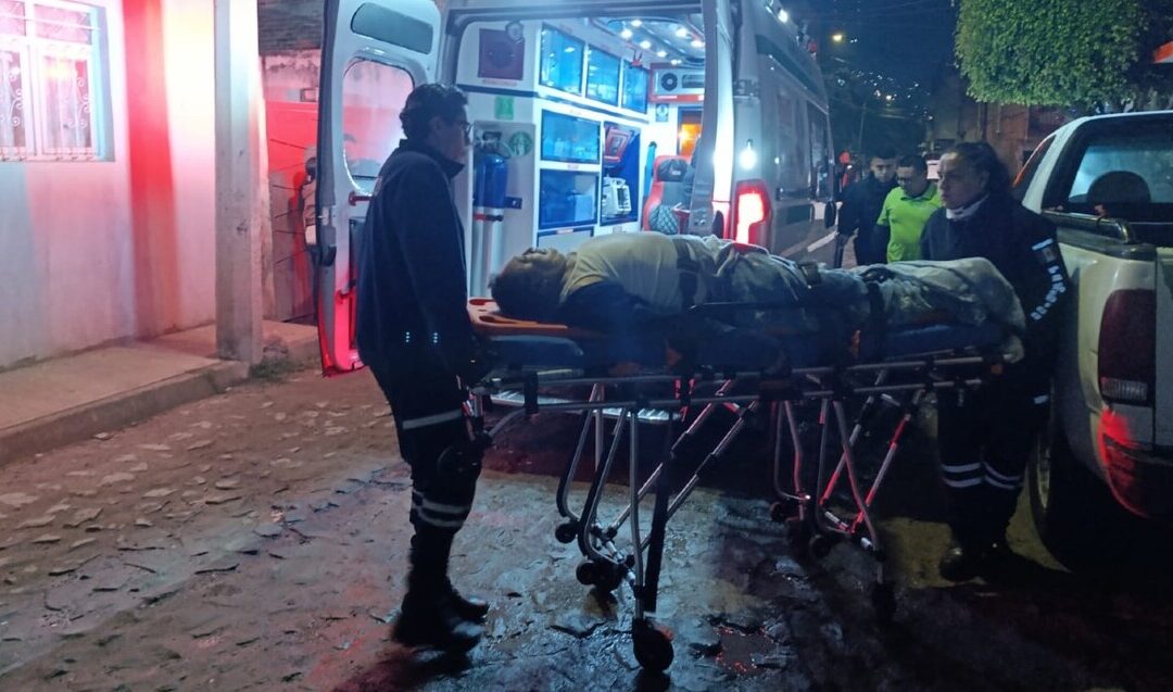 Hombre de 61 años sufre grave caída de 4 metros desde su balcón en Tlaquepaque