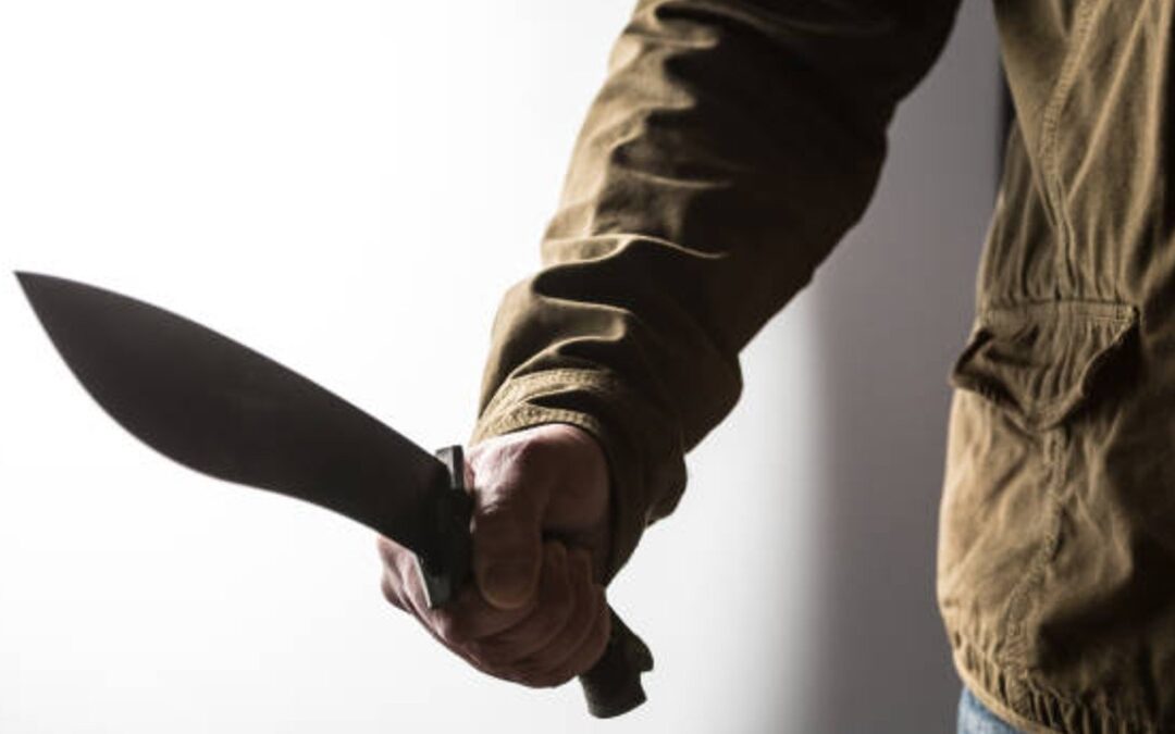 Hombre Detenido por Amenazar a Sus Hermanas con un Machete en GAM