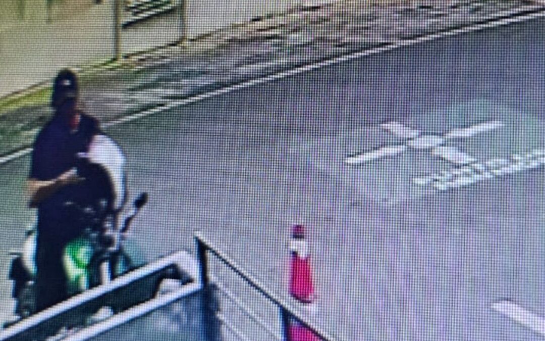 Robo de Motocicleta a Plena Luz del Día en Plaza Anzures Captado por Cámaras de Seguridad