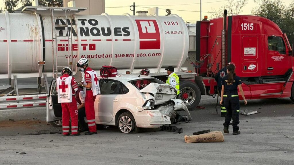 Conductor Ebrio Causa Accidente con Pipa en Félix U. Gómez, Monterrey