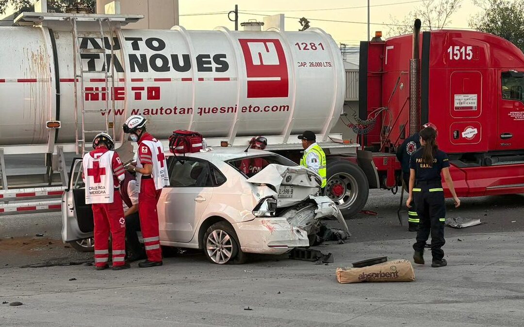 Conductor Ebrio Causa Accidente con Pipa en Félix U. Gómez, Monterrey
