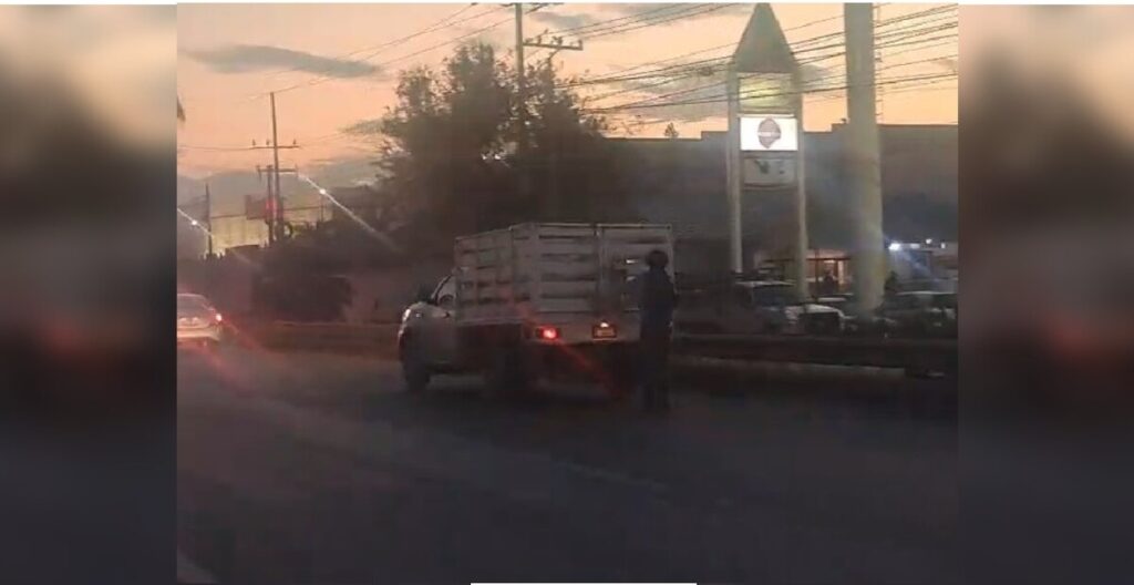 Polémica en Nuevo León: Joven Patinador Se Sujeta de Camioneta en Avenida Miguel Alemán