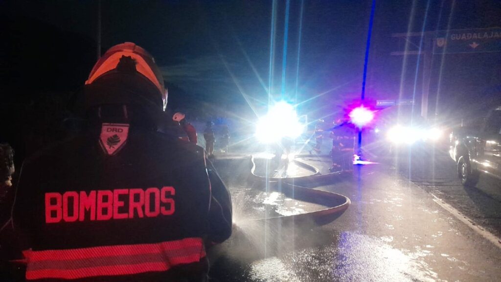 Reabren la autopista Guadalajara-Tepic tras fuga de hidrocarburo: ¿huachicoleo en el origen?