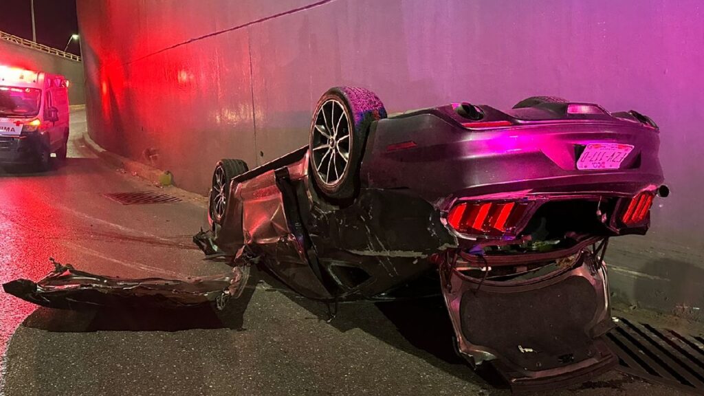 Impactante volcadura de Mustang en la carretera Torreón-Matamoros; conductor se da a la fuga