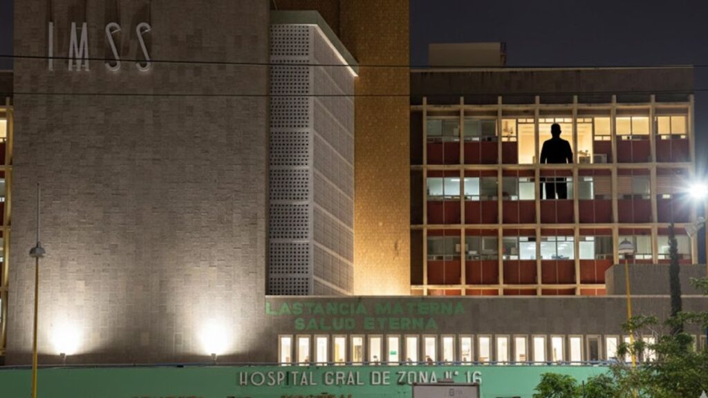 El Misterioso ‘Vigilante Sin Rostro’ Aterra a Pacientes en la Clínica 16 del IMSS en Torreón