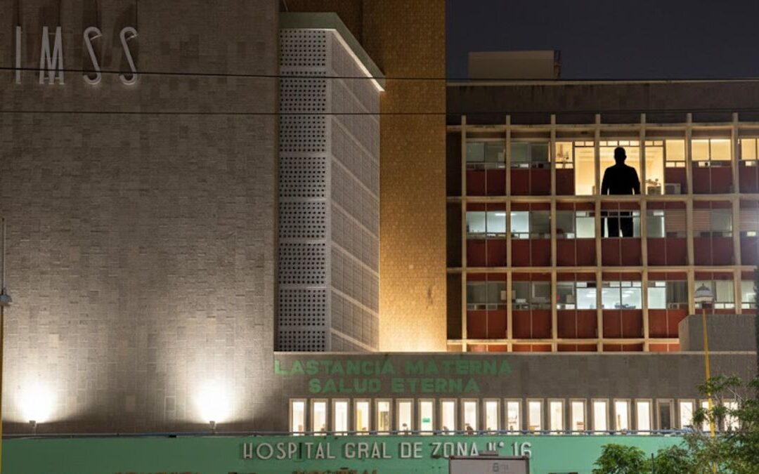 El Misterioso ‘Vigilante Sin Rostro’ Aterra a Pacientes en la Clínica 16 del IMSS en Torreón