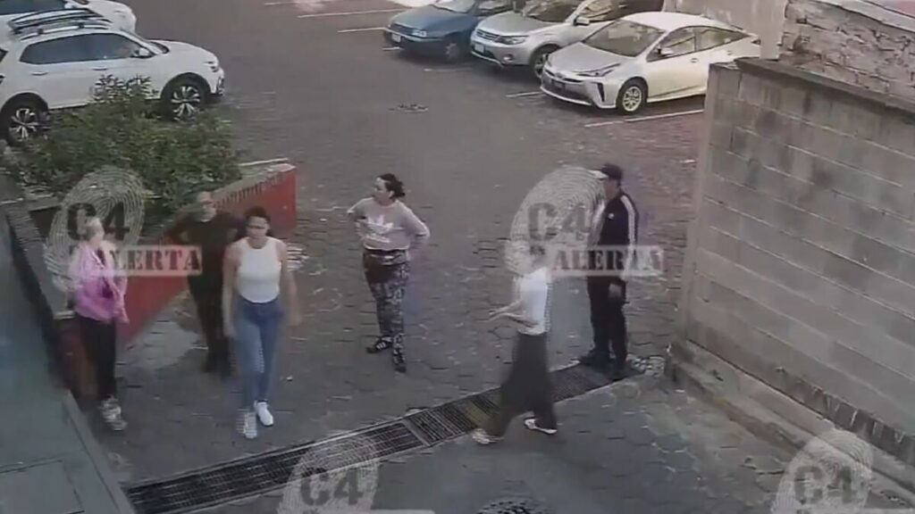 Inquilinas de Iztacalco Atacan Vehículo de Administradora por Pago de Servicios