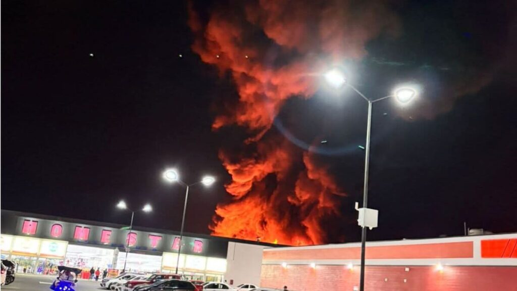 Incendio en fábrica de colchones en Ixtapaluca: vecinos evacuados y Plaza Pilares en alerta