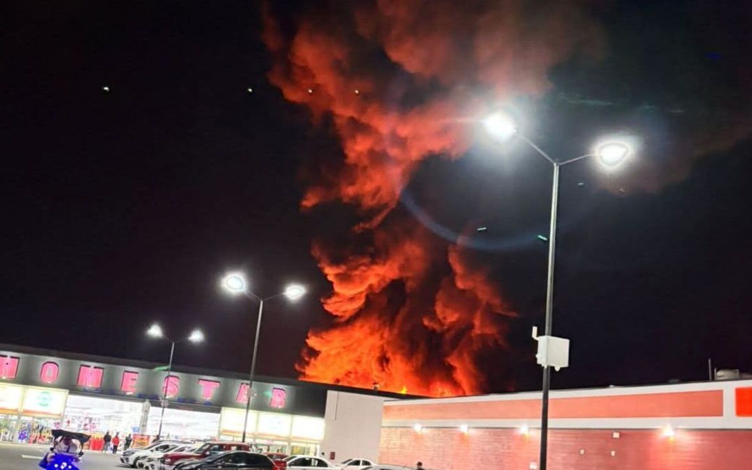 Incendio en fábrica de colchones en Ixtapaluca: vecinos evacuados y Plaza Pilares en alerta