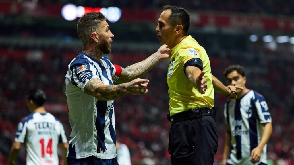 Sergio Ramos Recibe un Regalo Especial de Santander en su Último Partido de Liga MX