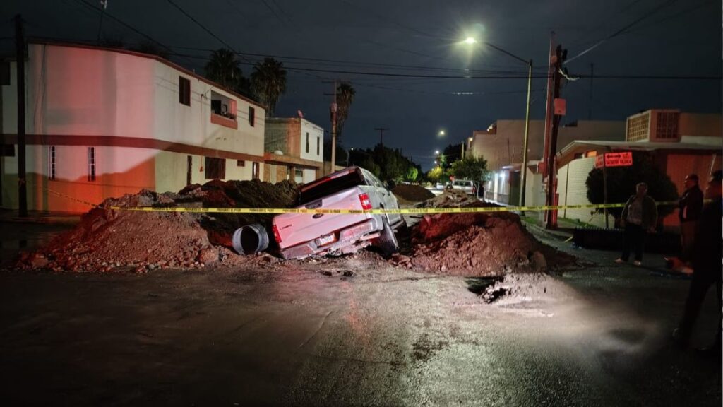 Accidente en Torreón: Camioneta cae en zanja de obra de SIMAS y el conductor escapa