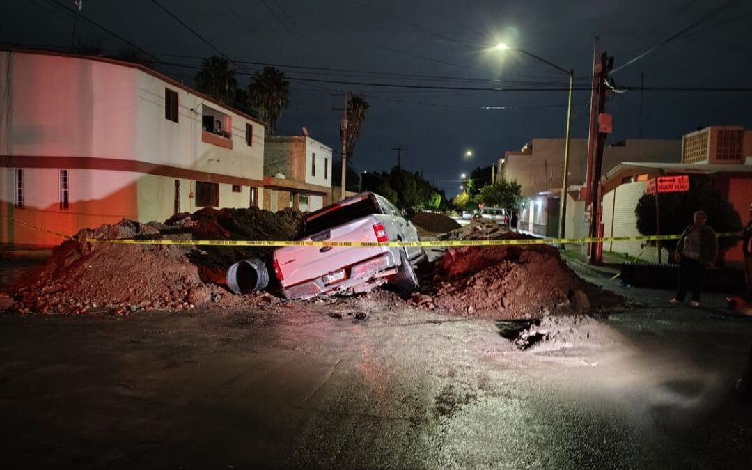 Accidente en Torreón: Camioneta cae en zanja de obra de SIMAS y el conductor escapa