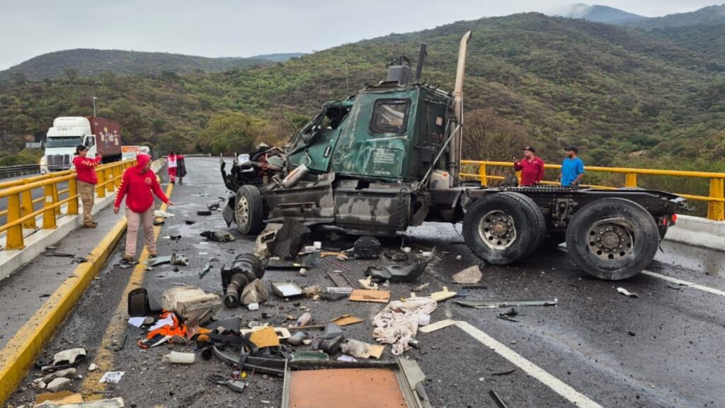 Cierre Total en la Autopista Guadalajara-Colima por Dos Accidentes: Se Reportan 6 Heridos