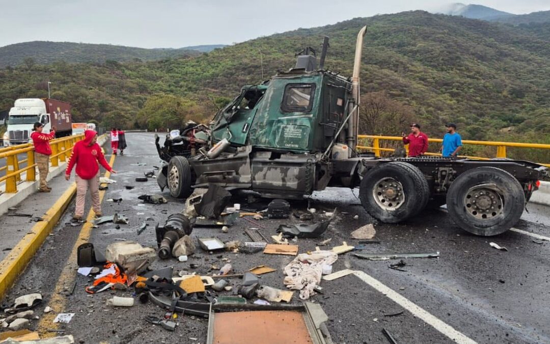 Cierre Total en la Autopista Guadalajara-Colima por Dos Accidentes: Se Reportan 6 Heridos